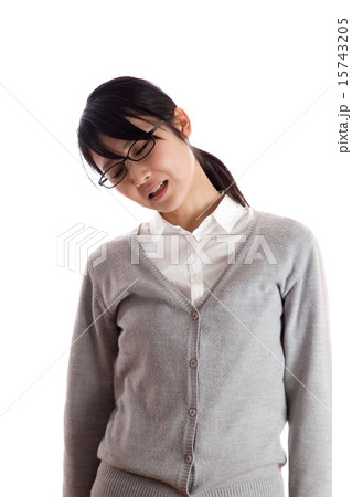 落ち込んだ女性　私服 15743205