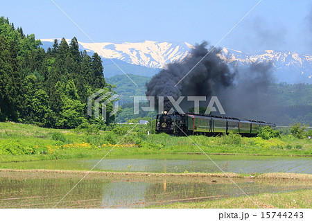 飯豊山を背景に疾走するＣ６１２０ 15744243