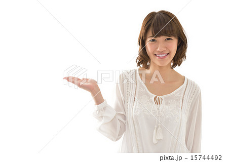 案内する若い女性 15744492