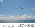 沖縄の海とパラグライダー 15744542