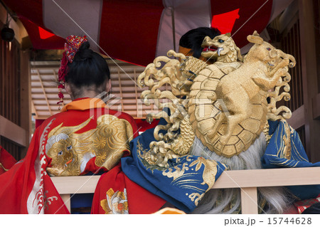 犬山祭 山車に乗る子供の後ろ姿の写真素材