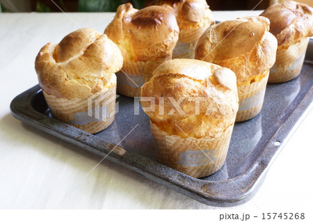 焼きたてのポップオーバー 15745268