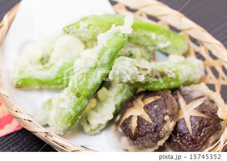 夏の食材・和食イメージ～ししとうの天ぷら～ 15745352