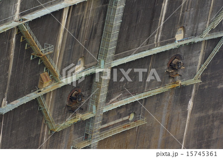 立山黒部アルペンルート 黒部ダム 放水口遠望 立山黒部アルペンルート 黒部ダム 放水口遠望 15745361