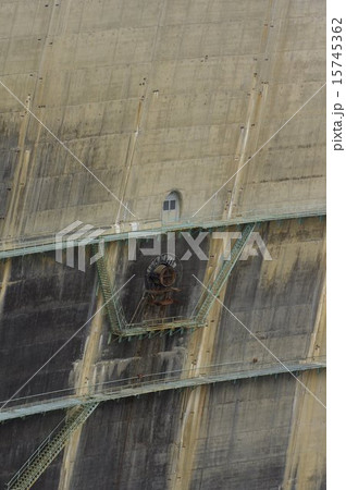 立山黒部アルペンルート 黒部ダム 放水口遠望 立山黒部アルペンルート 黒部ダム 放水口遠望 15745362