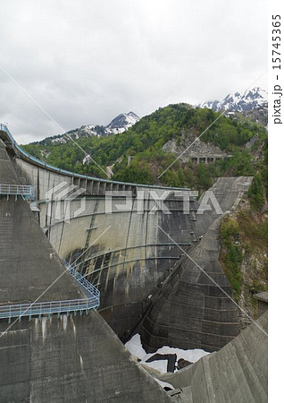 立山黒部アルペンルート 黒部ダム(春 観光放水前) 立山黒部アルペンルート 黒部ダム(春 観光放水前) 15745365
