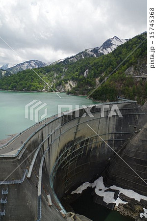 立山黒部アルペンルート　黒部ダム（春　観光放水前） 15745368