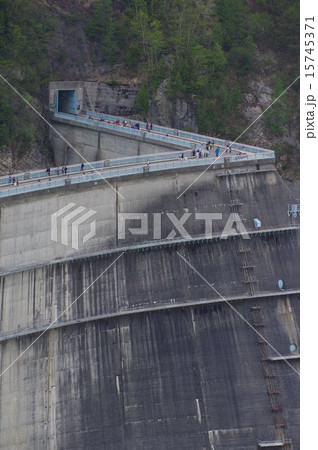立山黒部アルペンルート　黒部ダム　ダム上通路と黒部湖駅入り口トンネル 15745371