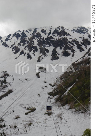 残雪の立山黒部アルペンルート 立山ロープウェイ 大観峰駅とゴンドラ 残雪の立山黒部アルペンルート 立山ロープウェイ 大観峰駅とゴンドラ 15745571