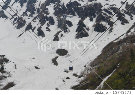 残雪の立山黒部アルペンルート　立山ロープウェイ　大観峰駅とゴンドラ 15745572