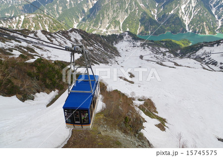 残雪の立山黒部アルペンルート 立山ロープウェイ 黒部平駅とゴンドラ・黒部湖を望む 残雪の立山黒部アルペンルート 立山ロープウェイ 黒部平駅とゴンドラ・黒部湖を望む 15745575