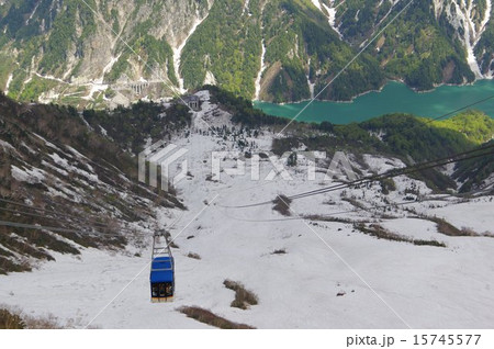 残雪の立山黒部アルペンルート 立山ロープウェイ 黒部平駅とゴンドラ・黒部湖を望む 残雪の立山黒部アルペンルート 立山ロープウェイ 黒部平駅とゴンドラ・黒部湖を望む 15745577
