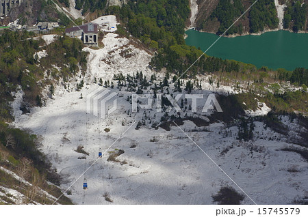 残雪の立山黒部アルペンルート 立山ロープウェイ 黒部平駅・黒部湖 行き交うゴンドラ 残雪の立山黒部アルペンルート 立山ロープウェイ 黒部平駅・黒部湖 行き交うゴンドラ 15745579