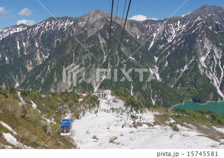 残雪の立山黒部アルペンルート 立山ロープウェイ 黒部平駅とゴンドラ・黒部湖を望む 残雪の立山黒部アルペンルート 立山ロープウェイ 黒部平駅とゴンドラ・黒部湖を望む 15745581