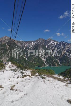 残雪の立山黒部アルペン ロープウェイから黒部平駅をのぞむ 残雪の立山黒部アルペン ロープウェイから黒部平駅をのぞむ 15745651