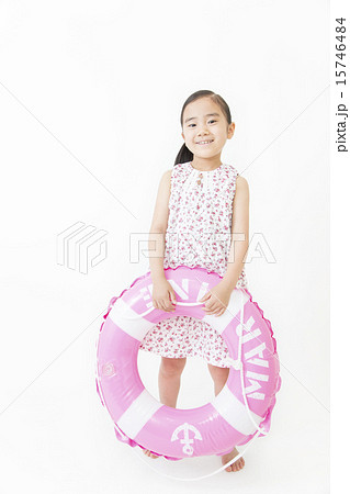 浮き輪を持つ女の子の写真素材