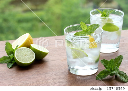 レモンとライムの炭酸水の写真素材