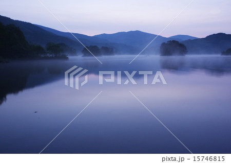 朝靄にけむる山と湖の風景 15746815
