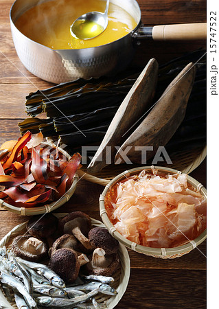 だし汁とだしの食材集合 15747522