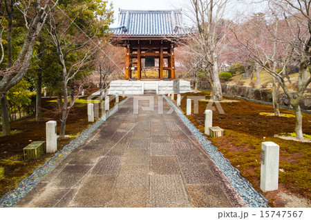 寺の鐘楼 15747567