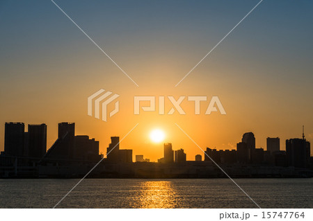 お台場から望む都心の風景【夕焼け】 15747764