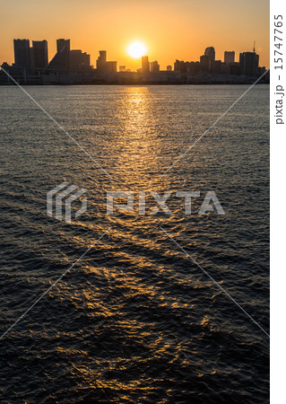 お台場から望む都心の風景【夕焼け】 15747765