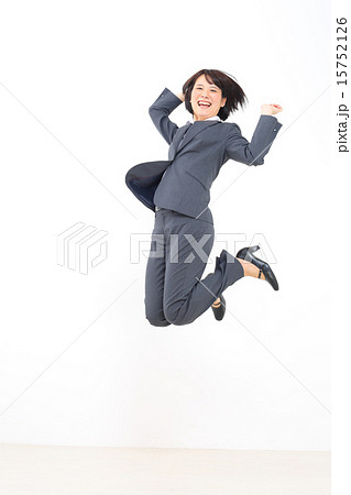 ジャンプする女の子の写真素材 15752126 Pixta
