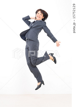 ジャンプする女の子の写真素材