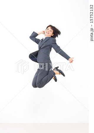 ジャンプする女の子 15752132