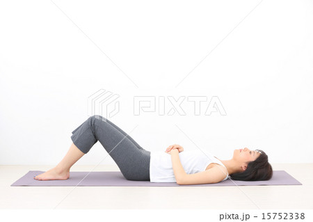 腹筋　筋トレをする女の子 15752338