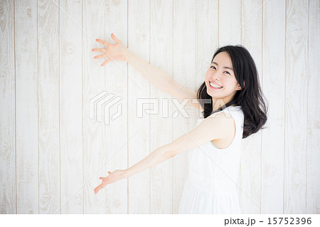 紹介する女性 15752396