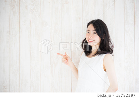 紹介する女性 15752397