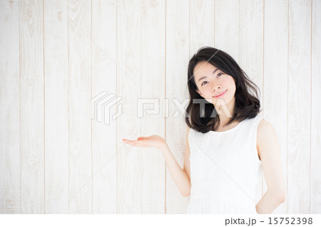 紹介する女性 15752398