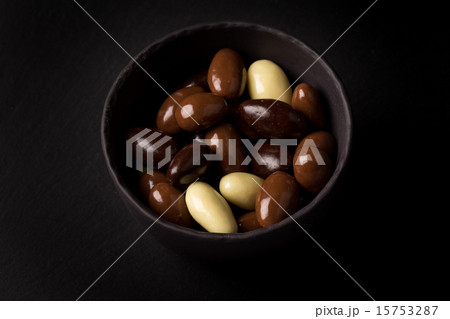 almonds in chocolate 15753287