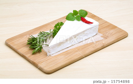 Soft brie cheese 15754898