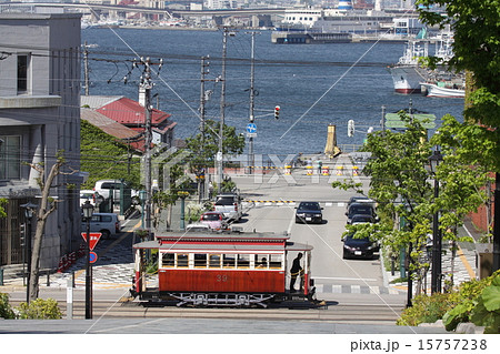 函館の観光名所「八幡坂」から見る市内　（函館市電ハイカラ號） 15757238