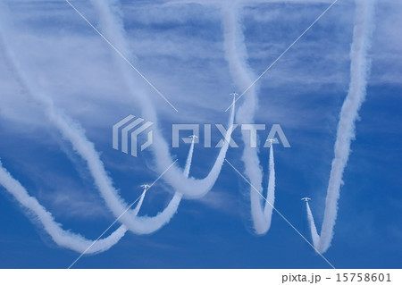 空へ昇るブルーインパルス5機 15758601