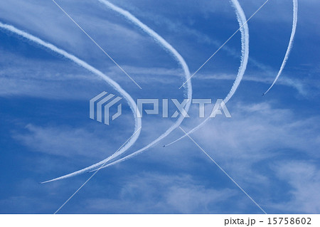 旋回・合流するブルーインパルス4機 15758602