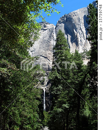 ヨセミテ国立公園ヨセミ滝,トレイルヘッドからのアッパー滝とロウアー滝の絶景 ヨセミテ国立公園ヨセミ滝,トレイルヘッドからのアッパー滝とロウアー滝の絶景 15759748