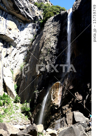 ヨセミテ国立公園ヨセミ滝のアッパー滝とカスケードの滝壺絶景 15759749