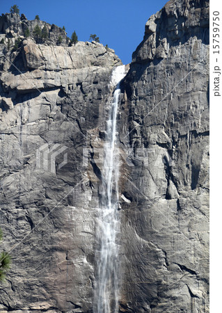 ヨセミテ国立公園ヨセミ滝の大迫力の落差と絶壁絶景 15759750