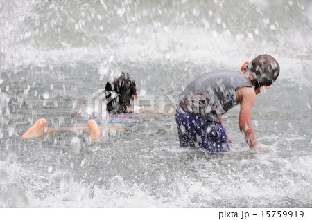 子供の水遊び 15759919