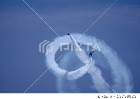 コークスクリューを描くブルーインパルス2機 コークスクリューを描くブルーインパルス2機 15759925