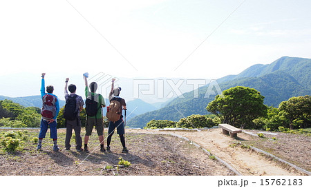 仲間と登山 団結は力なり friends and mountain climbing 仲間と登山 団結は力なり friends and mountain climbing 15762183