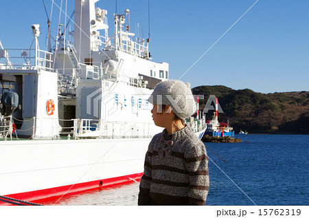 下田港の海上保安庁船と子供の写真素材