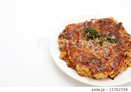 お皿にのせた お好み焼き 豚玉 白背景 15762598