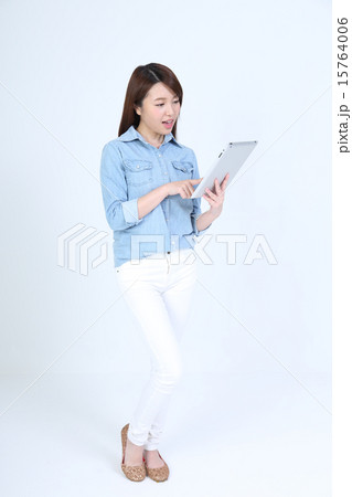 アイパッドと若い女性 15764006