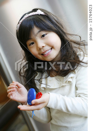 カスタネットを演奏する女の子 15764023