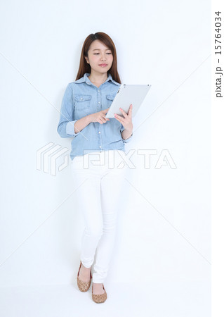 アイパッドと若い女性 アイパッドと若い女性 15764034
