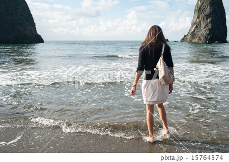 海に入る女性の写真素材 15764374 Pixta